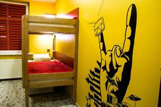 Хостелы Event Hostel - Opole Ополе Кровать в общем 4-местном номере для мужчин и женщин-1